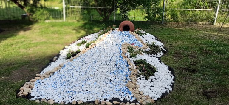 Алпинеум в двора на 163 ОУ